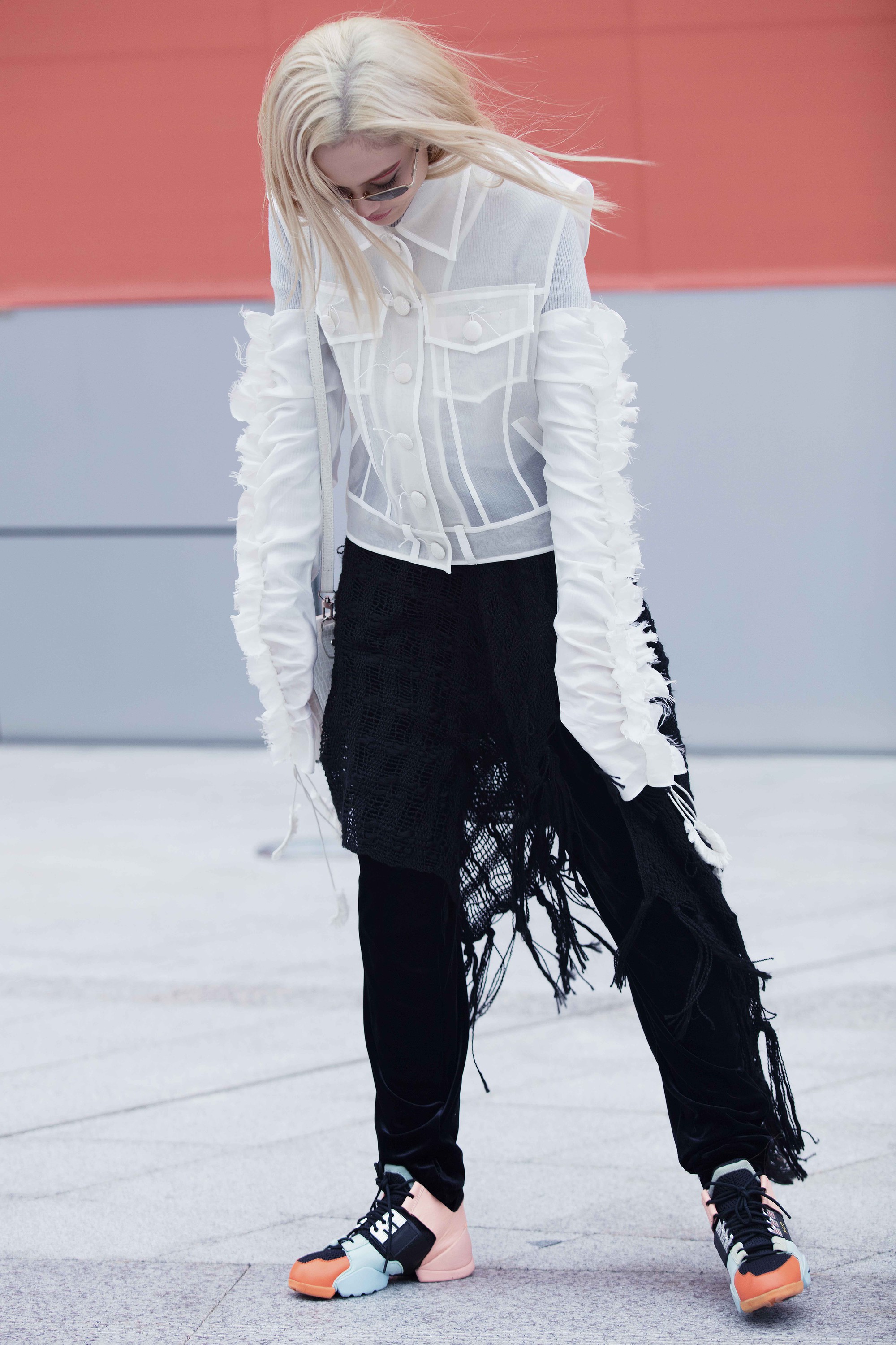 Lúc ma mị khi thì dễ thương, Fung La như một nhân vật bước ra từ truyện tranh tại Seoul Fashion Week - Ảnh 8. Lúc ma mị khi thì dễ thương, Fung La như một nhân vật bước ra từ truyện tranh tại Seoul Fashion Week - Ảnh 8.