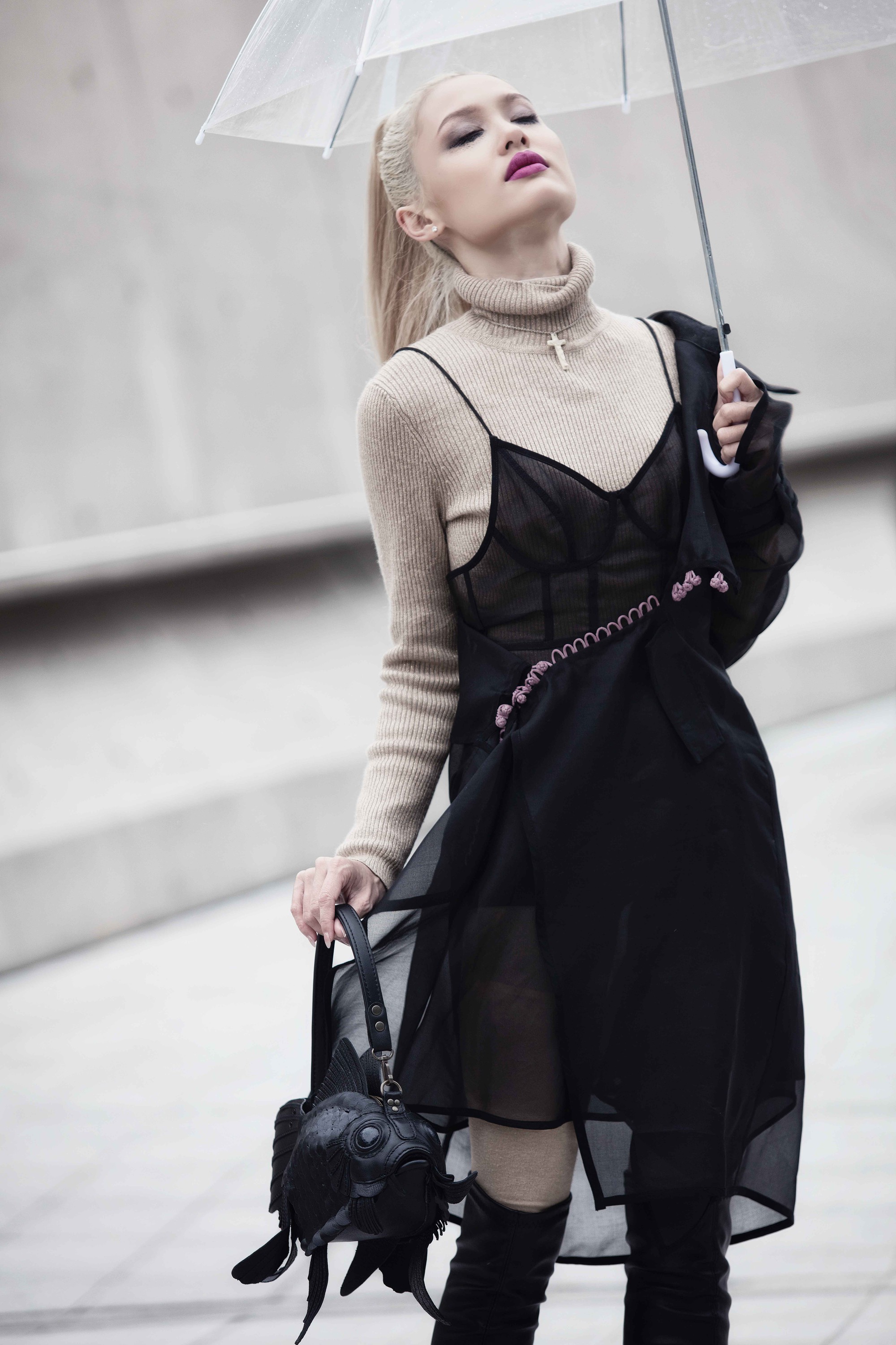 Lúc ma mị khi thì dễ thương, Fung La như một nhân vật bước ra từ truyện tranh tại Seoul Fashion Week - Ảnh 2. Lúc ma mị khi thì dễ thương, Fung La như một nhân vật bước ra từ truyện tranh tại Seoul Fashion Week - Ảnh 2.