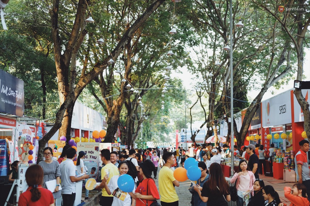 Hội sách TP.HCM 2018: Rộng và nhiều gian hàng đến mức đi vừa phải cầm bản đồ vì sợ lạc - Ảnh 10.