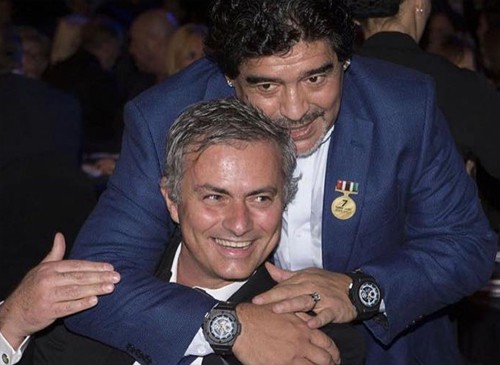 Mourinho dẫn dắt Tia chớp Usain Bolt đ&aacute;nh bại đội b&oacute;ng của Maradona - Ảnh 2.