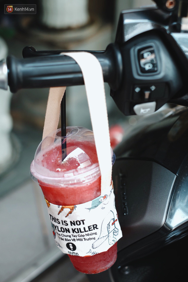 Dùng quai vải thay túi nylon đựng nước: đây là cách bảo vệ môi trường rất đáng yêu của giới trẻ Sài Gòn - Ảnh 1. Dùng quai vải thay túi nylon đựng nước: đây là cách bảo vệ môi trường rất đáng yêu của giới trẻ Sài Gòn - Ảnh 1.