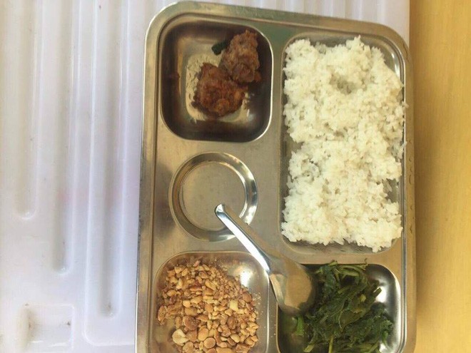 H&agrave; Nội: Th&ecirc;m một phụ huynh tố bữa trưa trị gi&aacute; 15.000 đồng của học sinh lớp 2 chỉ c&oacute; 2 vi&ecirc;n chả c&ugrave;ng &iacute;t muối vừng - Ảnh 1.