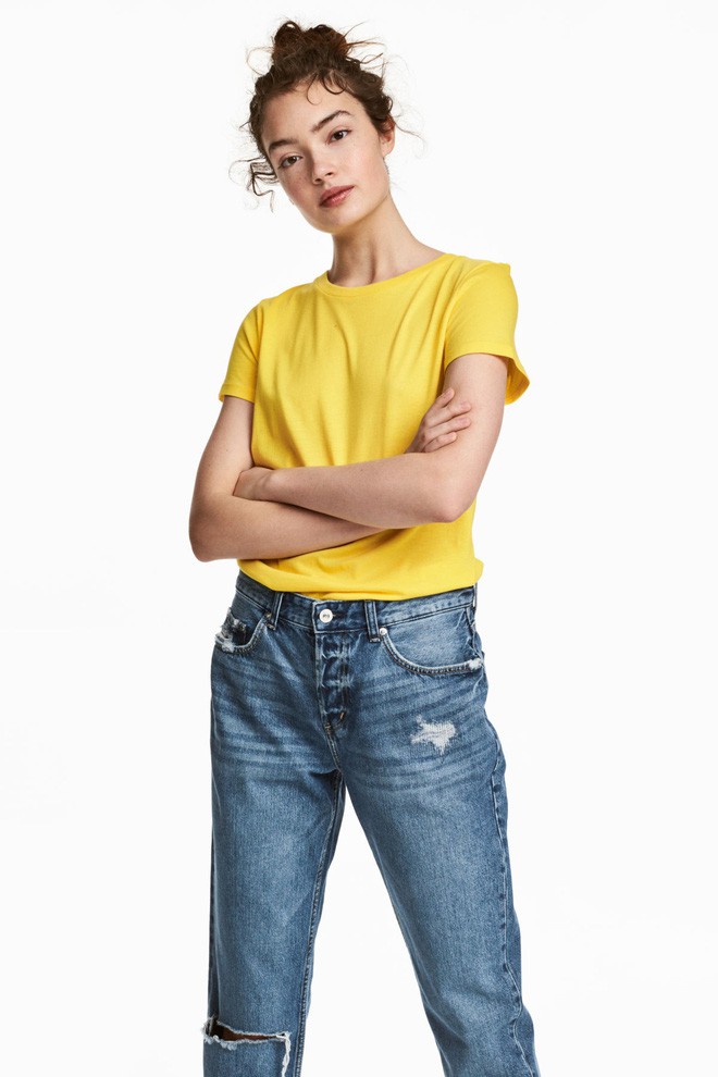 M&agrave;u v&agrave;ng đang chiếm s&oacute;ng khắp nơi, Zara v&agrave; H&M cũng cho ra mắt loạt &aacute;o v&aacute;y với gi&aacute; chưa đến 1 triệu đ&acirc;y n&agrave;y!  - Ảnh 3.