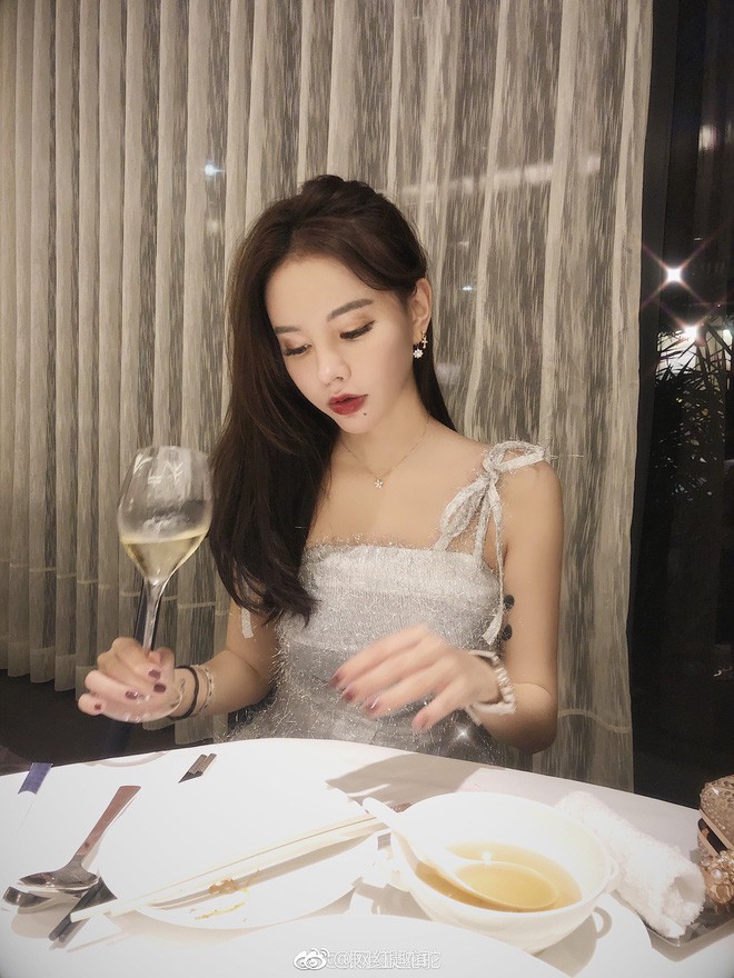 Lỡ tay tắt chế độ làm đẹp tự động khi đang livestream, hot girl khiến nhiều người hốt hoảng khi để lộ mặt mộc già nua kém sắc - Ảnh 3.