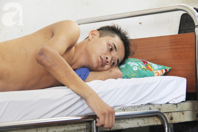 Mẹ bỏ đi lấy chồng, hai đứa trẻ nghỉ học vào bệnh viện chăm sóc anh trai tàn tật, đau đớn không có tiền chữa trị - Ảnh 7.
