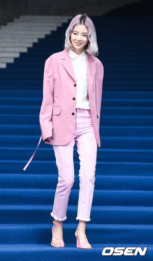 SFW ngày 4 toàn ca gây giật mình: thành viên EXID dọa ma người nhìn, Nam Tae Hyun tái xuất với style lưỡng tính - Ảnh 9. SFW ngày 4 toàn ca gây giật mình: thành viên EXID dọa ma người nhìn, Nam Tae Hyun tái xuất với style lưỡng tính - Ảnh 9.