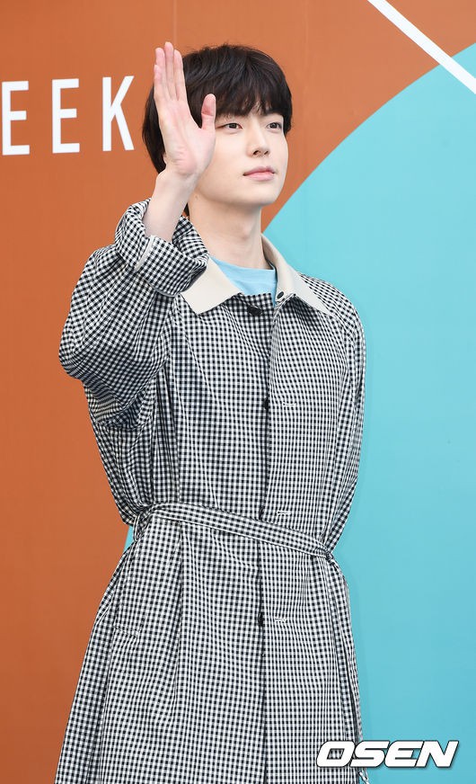 SFW ngày 4 toàn ca gây giật mình: thành viên EXID dọa ma người nhìn, Nam Tae Hyun tái xuất với style lưỡng tính - Ảnh 11. SFW ngày 4 toàn ca gây giật mình: thành viên EXID dọa ma người nhìn, Nam Tae Hyun tái xuất với style lưỡng tính - Ảnh 11.