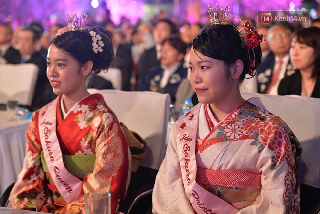 Nữ hoàng và công chúa hoa anh đào trao hoa khai mạc lễ hội giao lưu văn hoá Việt Nam - Nhật Bản - Ảnh 1.