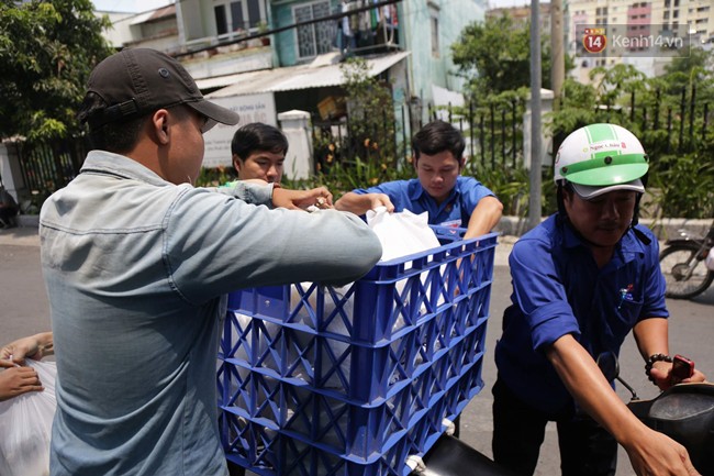 Tình người trong vụ cháy kinh hoàng ở chung cư Carina: Bà con được phát cơm, quần áo miễn phí vì chưa thể vào nhà - Ảnh 5.