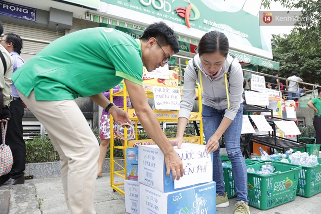 Tình người trong vụ cháy kinh hoàng ở chung cư Carina: Bà con được phát cơm, quần áo miễn phí vì chưa thể vào nhà - Ảnh 4.