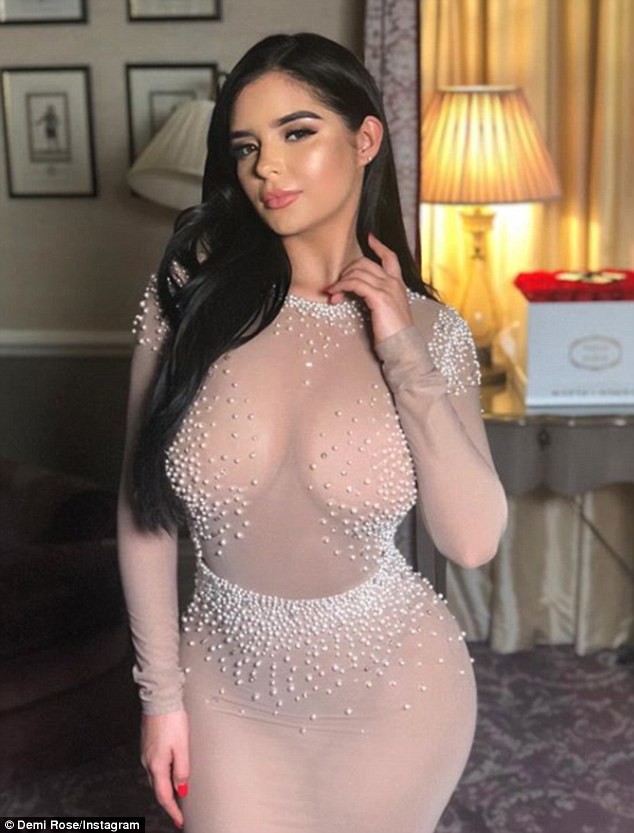 Kylie Jenner hẳn cũng khóc thét khi thấy body đồng hồ cát của Hoa hồng nước Anh Demi Rose - Ảnh 2.