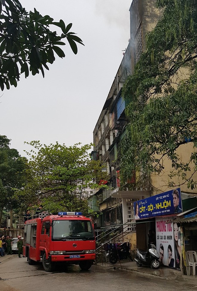 Ch&aacute;y chung cư 5 tầng ở Nghệ An, h&agrave;ng trăm người d&acirc;n bỏ chạy t&aacute;n loạn - Ảnh 1.
