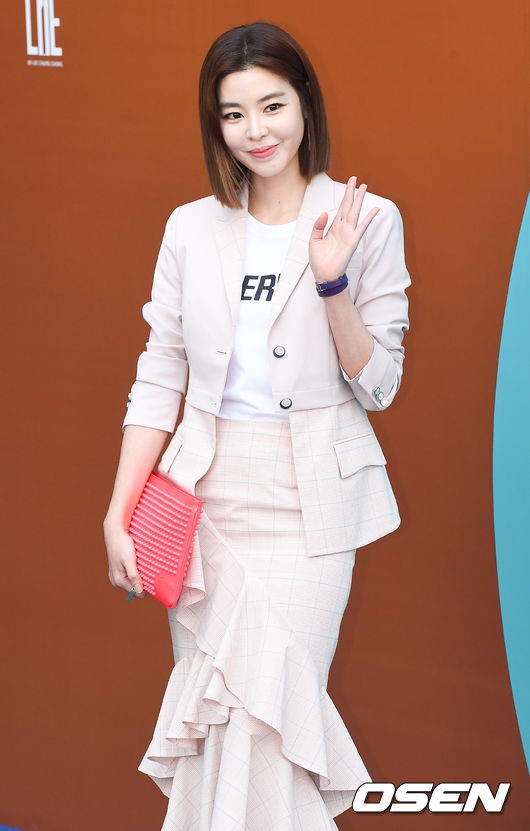 SFW ngày 4 toàn ca gây giật mình: thành viên EXID dọa ma người nhìn, Nam Tae Hyun tái xuất với style lưỡng tính - Ảnh 14. SFW ngày 4 toàn ca gây giật mình: thành viên EXID dọa ma người nhìn, Nam Tae Hyun tái xuất với style lưỡng tính - Ảnh 14.