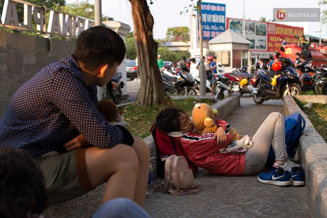 Người dân mệt nhoài nằm khắp vỉa hè, ăn cơm hộp chờ được vào nhà sau những giờ phút hoảng loạn trong vụ cháy chung cư ở Sài Gòn - Ảnh 1.