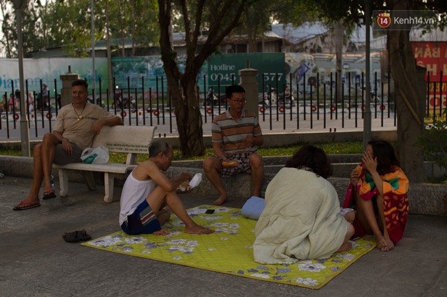 Người dân mệt nhoài nằm khắp vỉa hè, ăn cơm hộp chờ được vào nhà sau những giờ phút hoảng loạn trong vụ cháy chung cư ở Sài Gòn - Ảnh 8.