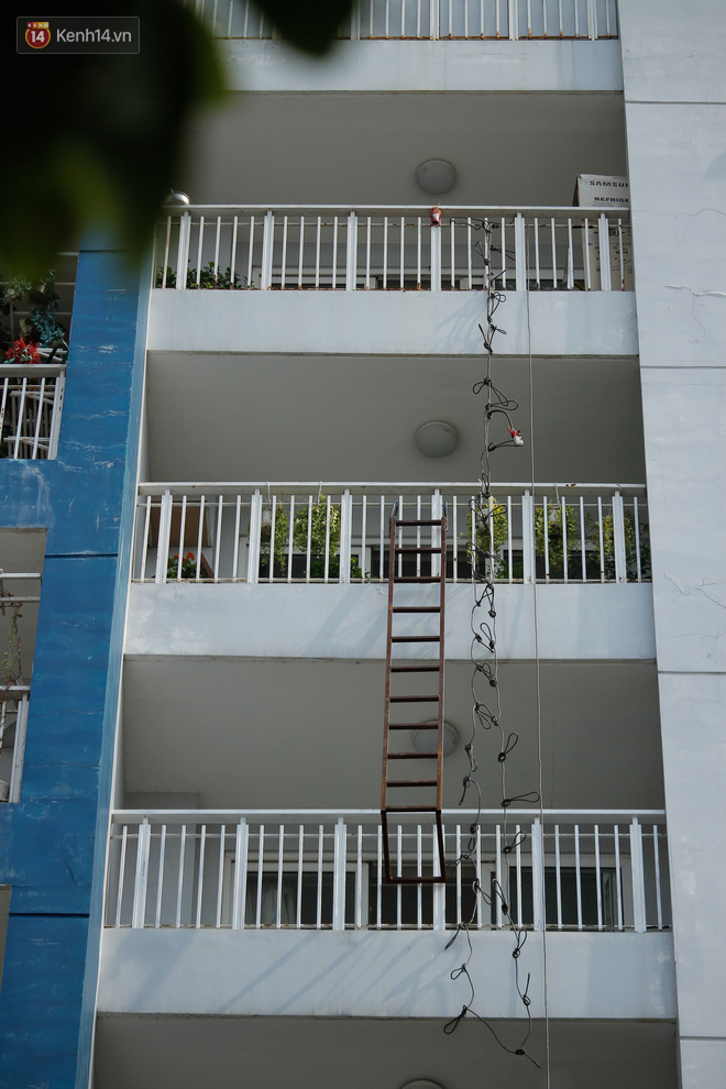 Ám ảnh những chiếc thang dây cháy đen, chăn và rèm cửa lủng lẳng tại hiện trường vụ cháy khiến 13 người thiệt mạng ở Sài Gòn - Ảnh 3.