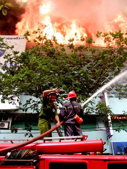 16 năm sau thảm họa ITC, người Sài Gòn lại bàng hoàng trước nỗi đau và mất mát quá lớn trong vụ cháy chung cư Carina - Ảnh 6.
