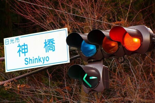 Xem về Nhật Bản suốt nhưng bạn có thắc mắc đèn giao thông ở Nhật có màu xanh lam thay vì màu xanh lục? - Ảnh 1.
