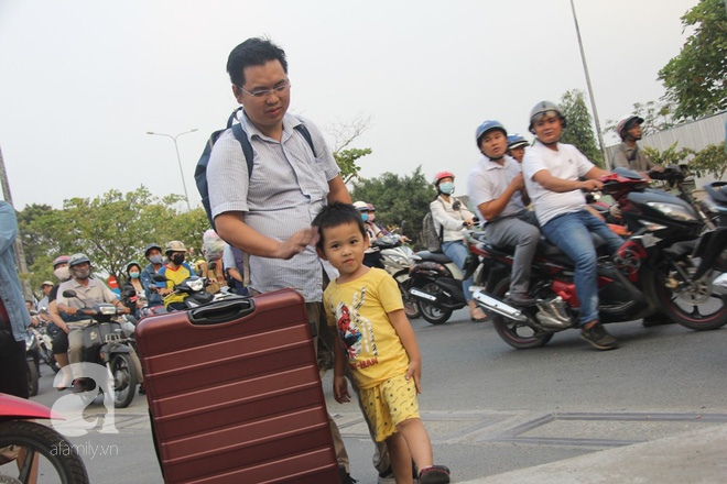 Người dân phá cửa, đục lỗ chui vào nhà cứu đồ đạc, đi tìm nơi lánh nạn sau vụ cháy chung cư Carina - Ảnh 13.