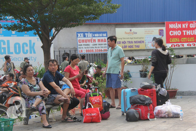 Người dân phá cửa, đục lỗ chui vào nhà cứu đồ đạc, đi tìm nơi lánh nạn sau vụ cháy chung cư Carina - Ảnh 16.