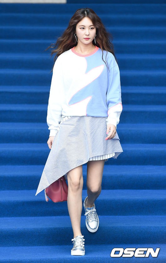 SFW ngày 4 toàn ca gây giật mình: thành viên EXID dọa ma người nhìn, Nam Tae Hyun tái xuất với style lưỡng tính - Ảnh 13. SFW ngày 4 toàn ca gây giật mình: thành viên EXID dọa ma người nhìn, Nam Tae Hyun tái xuất với style lưỡng tính - Ảnh 13.