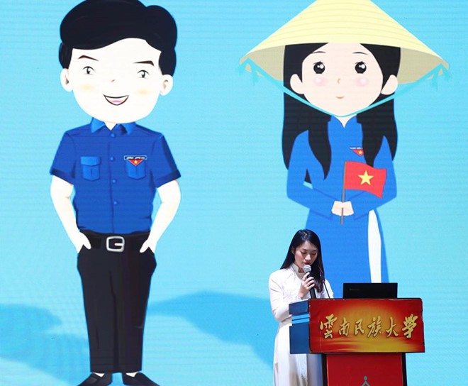Khánh Vy duyên dáng với áo dài, tự tin đại diện thanh niên Việt Nam thuyết trình tại Trung Quốc - Ảnh 1.