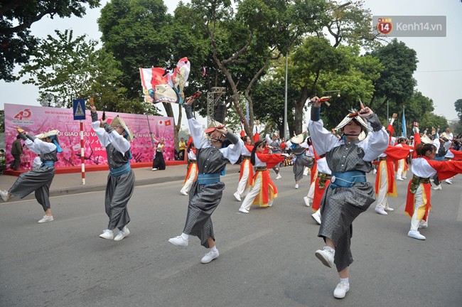 Hàng ngàn người dân Hà Nội chen chúc trong buổi sáng đầu tiên mở cửa Lễ hội hoa anh đào - Ảnh 7.