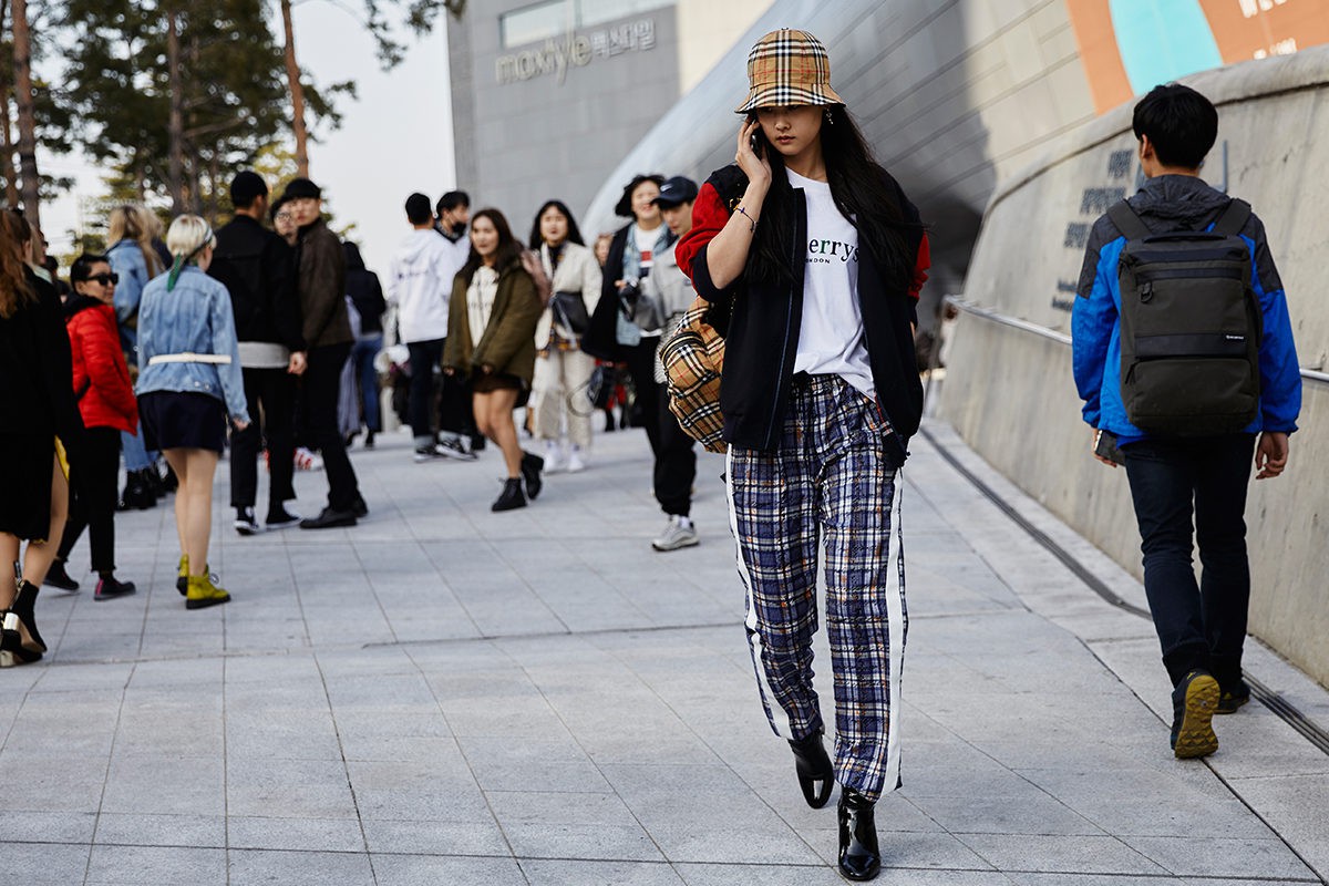 Giới trẻ Hàn Quốc luôn mặc đẹp nhưng chỉ tại Seoul Fashion Week, người ta mới có thể bắt gặp nhiều anh tài street style hội tụ đến thế - Ảnh 23. Giới trẻ Hàn Quốc luôn mặc đẹp nhưng chỉ tại Seoul Fashion Week, người ta mới có thể bắt gặp nhiều anh tài street style hội tụ đến thế - Ảnh 23.