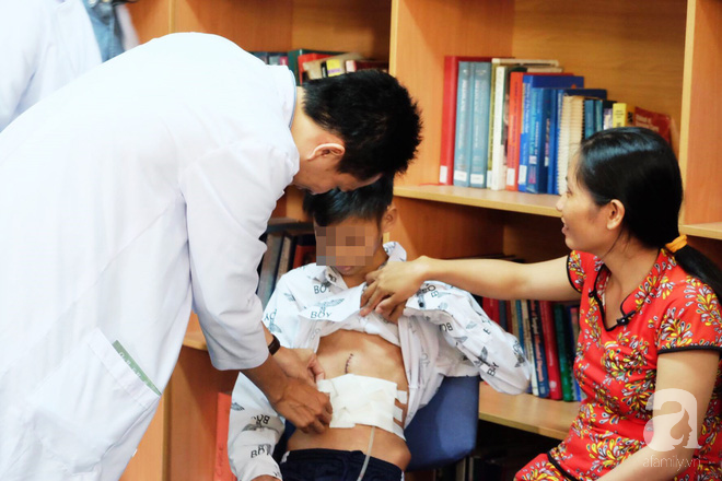 Uống nhầm hóa chất đóng tàu, cậu học sinh lớp 10 hỏng dạ dày hoàn toàn - Ảnh 1.