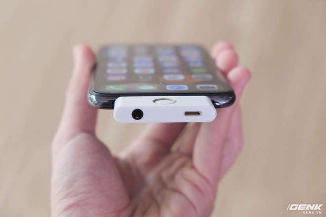 Đừng mua thứ phụ kiện ngớ ngẩn n&agrave;y cho iPhone X - Ảnh 7.