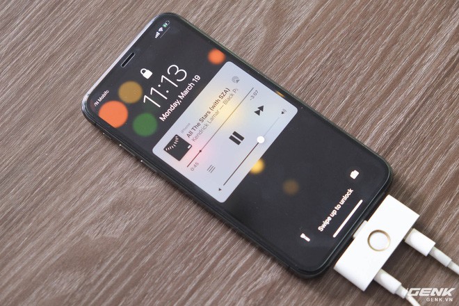 Đừng mua thứ phụ kiện ngớ ngẩn n&agrave;y cho iPhone X - Ảnh 8.