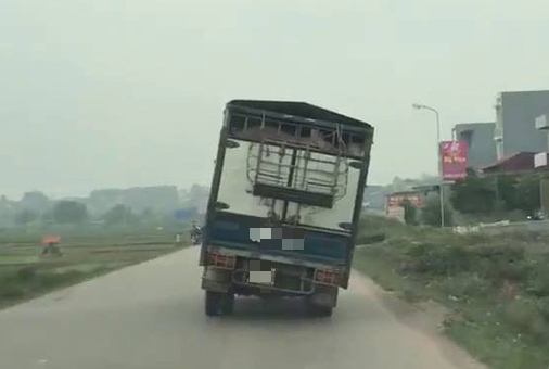 Bắc Giang: Xe tải chở lợn nghiêng 45 độ vẫn chạy băng băng trên đường khiến nhiều người khiếp vía - Ảnh 2.