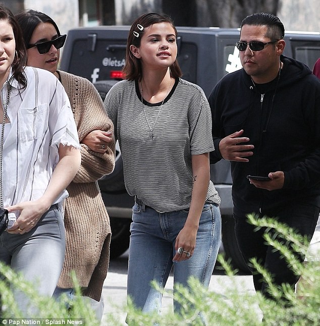 Selena, Miley cùng cả Hollywood xuống đường ủng hộ phong trào chống nạn bạo lực súng đạn - Ảnh 1.