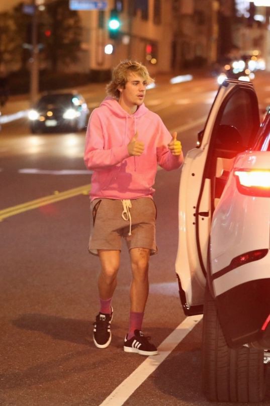 Justin Bieber gặp tai nạn giao thông, bị người khác đụng đến móp cả xe - Ảnh 6.