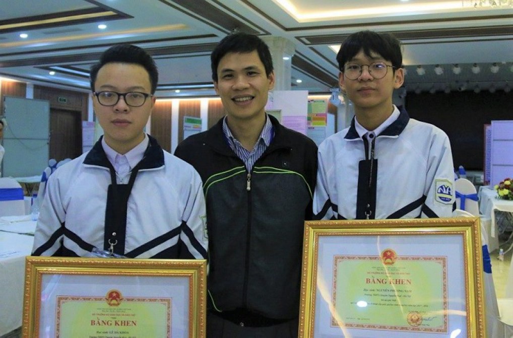 Học sinh lớp 11 xin mẫu nước tiểu của gamer để tìm ra dấu hiệu người nghiện game - Ảnh 1. Học sinh lớp 11 xin mẫu nước tiểu của gamer để tìm ra dấu hiệu người nghiện game - Ảnh 1.