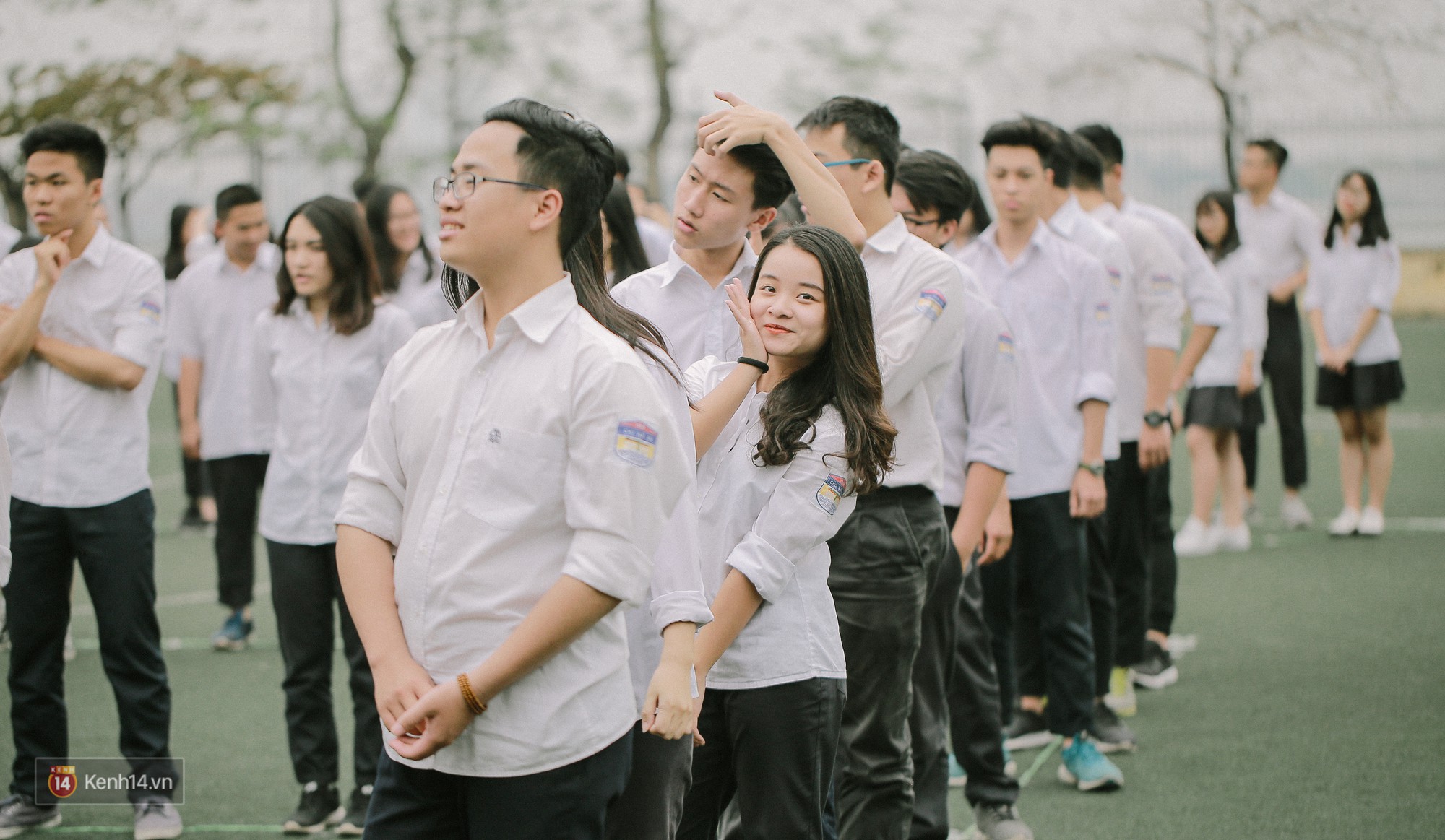 Teen Chu Văn An rạng rỡ ngày xếp chữ chia tay tuổi học trò - Ảnh 5. Teen Chu Văn An rạng rỡ ngày xếp chữ chia tay tuổi học trò - Ảnh 5.