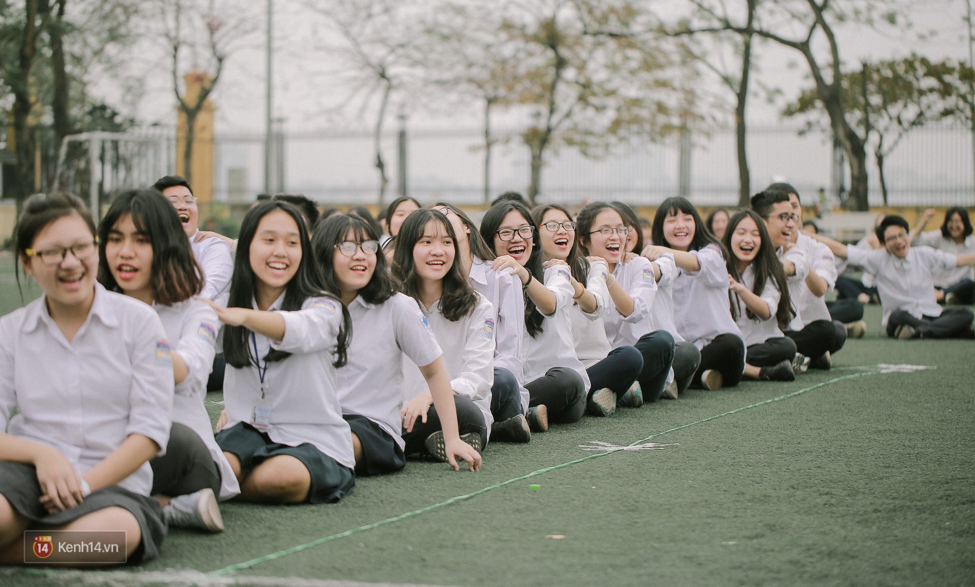 Teen Chu Văn An rạng rỡ ngày xếp chữ chia tay tuổi học trò - Ảnh 2. Teen Chu Văn An rạng rỡ ngày xếp chữ chia tay tuổi học trò - Ảnh 2.