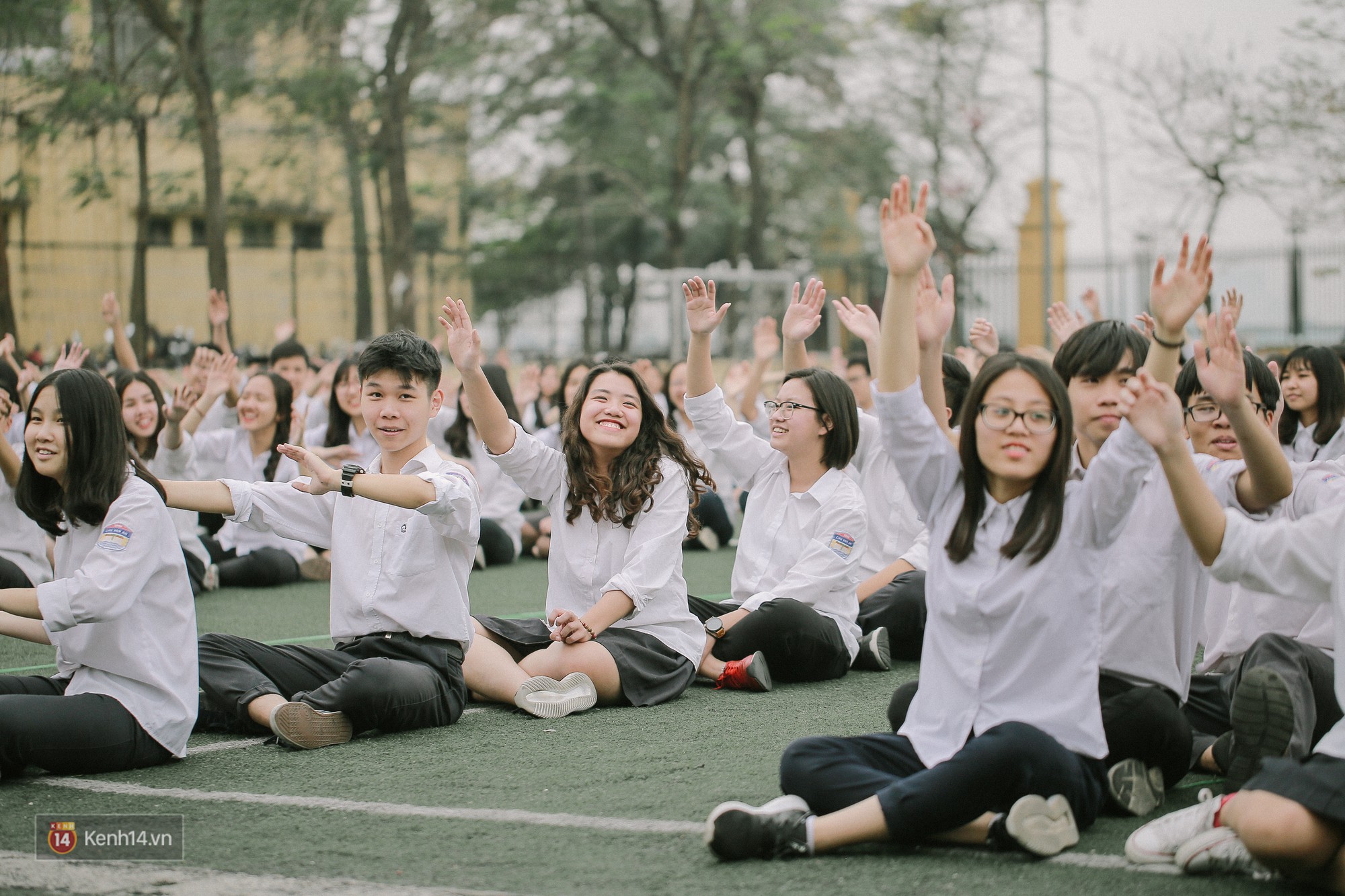 Teen Chu Văn An rạng rỡ ngày xếp chữ chia tay tuổi học trò - Ảnh 8. Teen Chu Văn An rạng rỡ ngày xếp chữ chia tay tuổi học trò - Ảnh 8.
