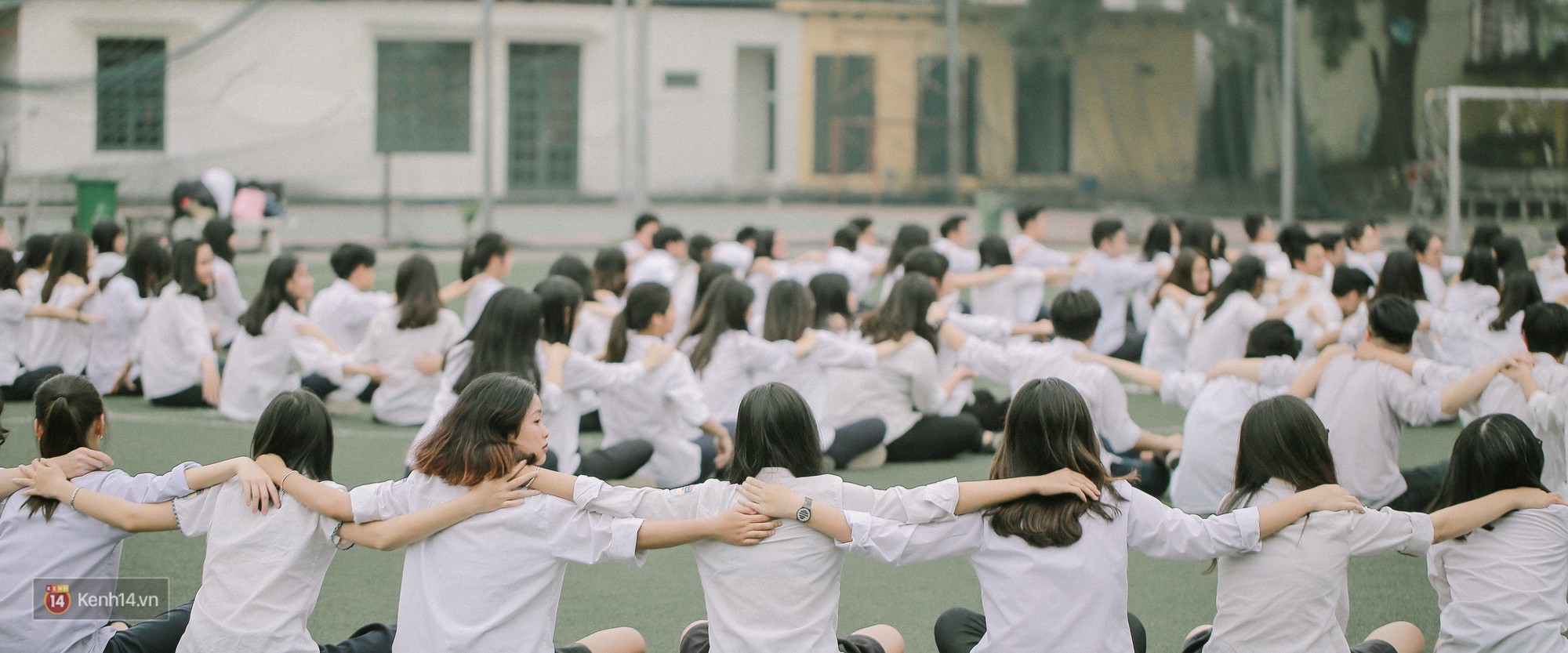 Teen Chu Văn An rạng rỡ ngày xếp chữ chia tay tuổi học trò - Ảnh 12. Teen Chu Văn An rạng rỡ ngày xếp chữ chia tay tuổi học trò - Ảnh 12.