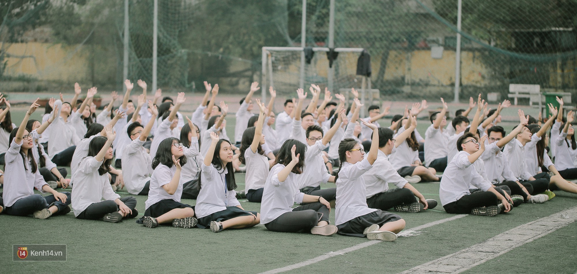 Teen Chu Văn An rạng rỡ ngày xếp chữ chia tay tuổi học trò - Ảnh 13. Teen Chu Văn An rạng rỡ ngày xếp chữ chia tay tuổi học trò - Ảnh 13.