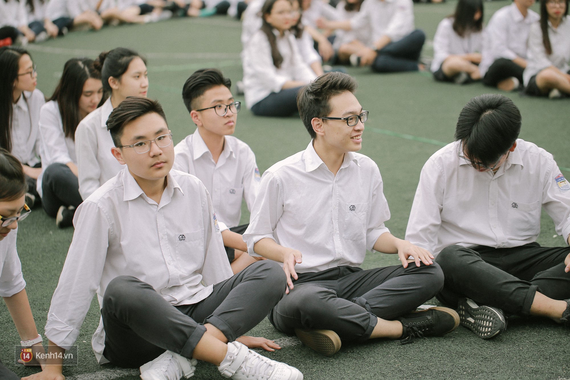 Teen Chu Văn An rạng rỡ ngày xếp chữ chia tay tuổi học trò - Ảnh 14. Teen Chu Văn An rạng rỡ ngày xếp chữ chia tay tuổi học trò - Ảnh 14.
