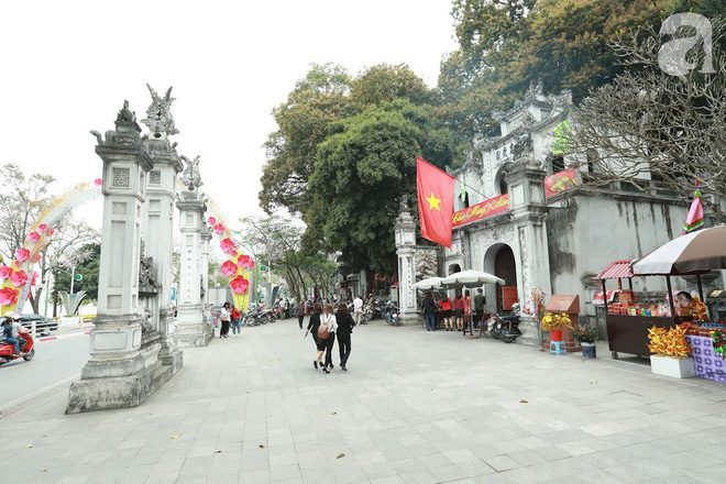 Người phụ nữ bán hoa gói lá cuối cùng đất Hà thành, trải 70 mùa hoa vẫn say mê - Ảnh 1.