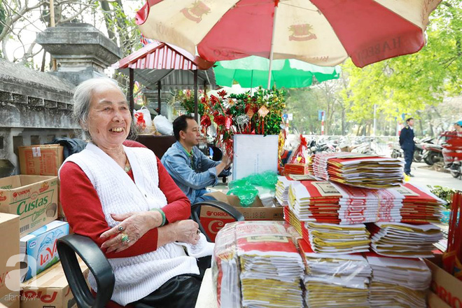 Người phụ nữ bán hoa gói lá cuối cùng đất Hà thành, trải 70 mùa hoa vẫn say mê - Ảnh 3.