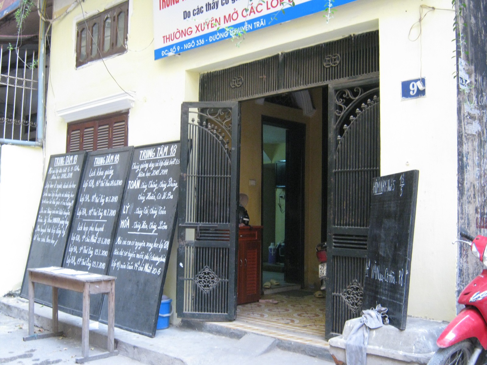 Lò luyện thi đại học, ký ức một thời chen chúc nhau ôn thi dưới trời hè oi bức của thế hệ 8X, 9X - Ảnh 4. Lò luyện thi đại học, ký ức một thời chen chúc nhau ôn thi dưới trời hè oi bức của thế hệ 8X, 9X - Ảnh 4.