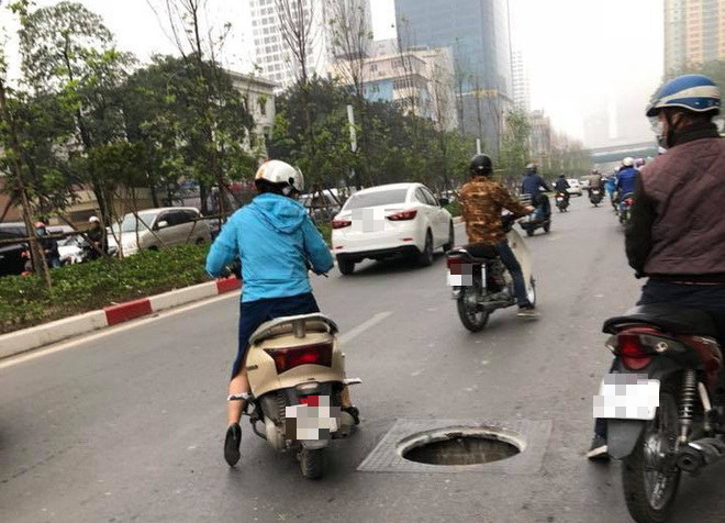 Hà Nội: Hố đen bất ngờ xuất hiện giữa đường Nguyễn Chí Thanh khiến người đi đường hoảng sợ - Ảnh 2.