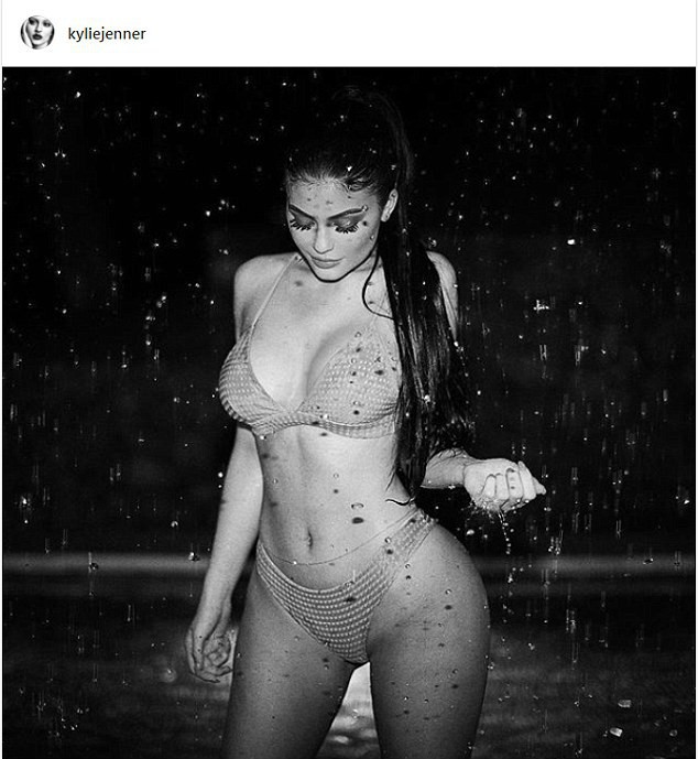 Kylie Jenner chứng minh vẫn chưa hot girl nào có cửa đọ body đồng hồ cát với cô - Ảnh 1.