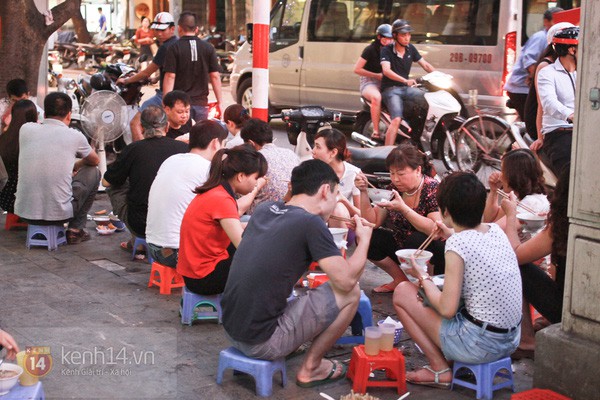 Những quán ở Hà Nội có giờ mở cửa rất dị nhưng vẫn luôn đông khách - Ảnh 9.