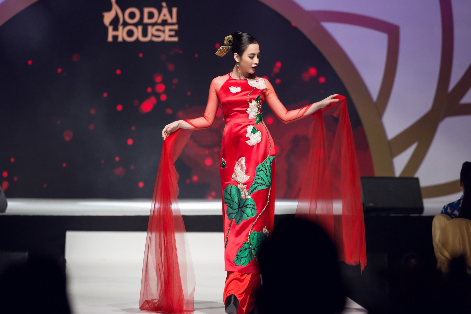 Angela Phương Trinh múa may uyển chuyển với tà áo dài 100 triệu, làm vedette của NTK Thủy Nguyễn - Ảnh 2. Angela Phương Trinh múa may uyển chuyển với tà áo dài 100 triệu, làm vedette của NTK Thủy Nguyễn - Ảnh 2.