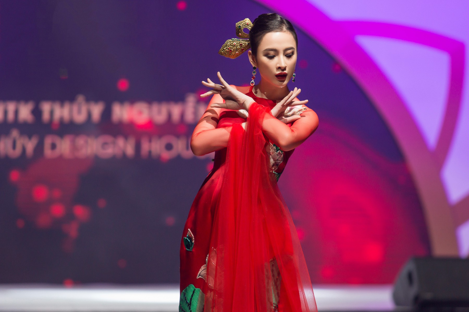 Angela Phương Trinh múa may uyển chuyển với tà áo dài 100 triệu, làm vedette của NTK Thủy Nguyễn - Ảnh 3. Angela Phương Trinh múa may uyển chuyển với tà áo dài 100 triệu, làm vedette của NTK Thủy Nguyễn - Ảnh 3.