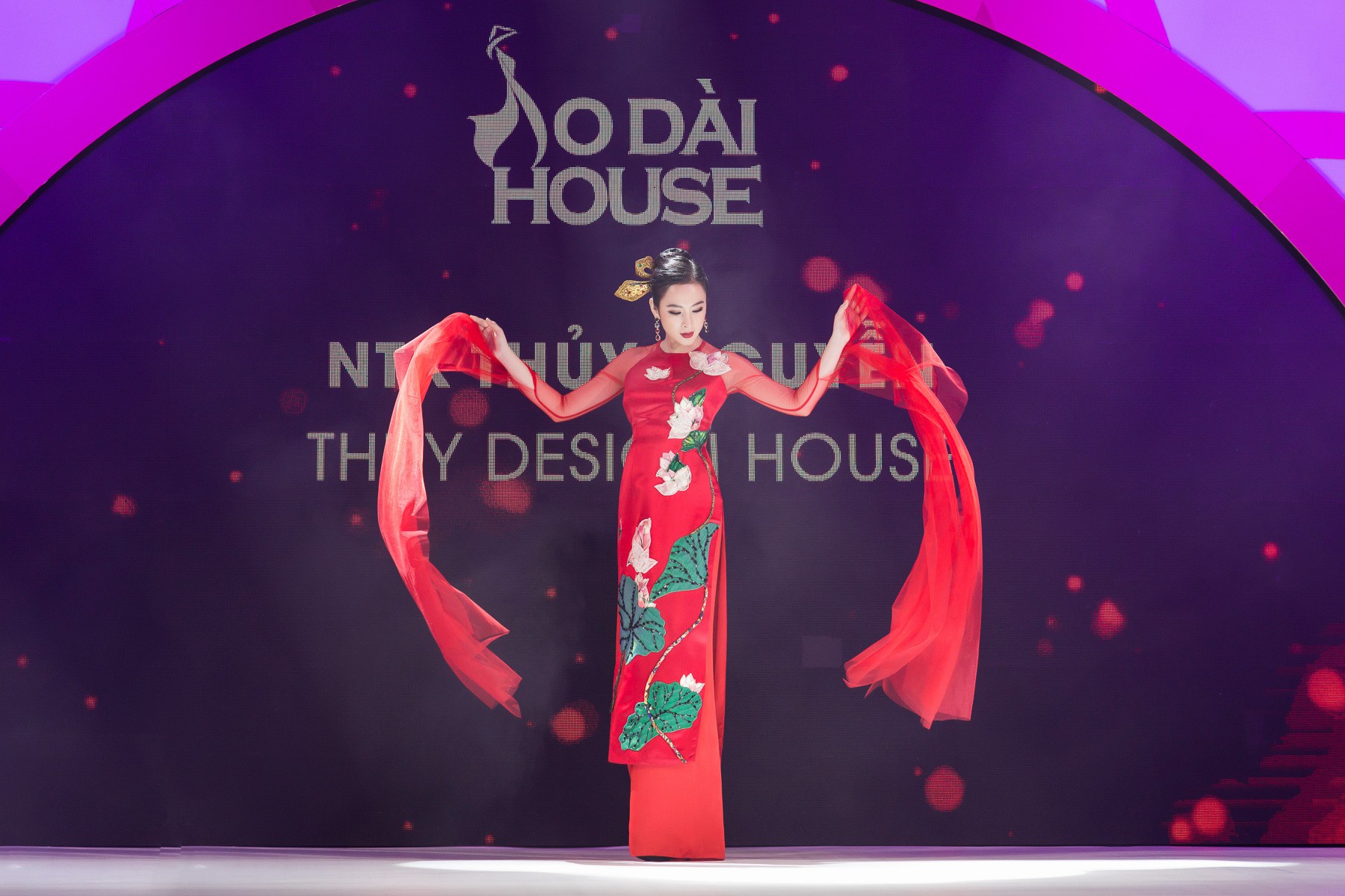 Angela Phương Trinh múa may uyển chuyển với tà áo dài 100 triệu, làm vedette của NTK Thủy Nguyễn - Ảnh 4. Angela Phương Trinh múa may uyển chuyển với tà áo dài 100 triệu, làm vedette của NTK Thủy Nguyễn - Ảnh 4.
